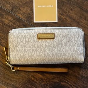 Micheal Kors wristlet